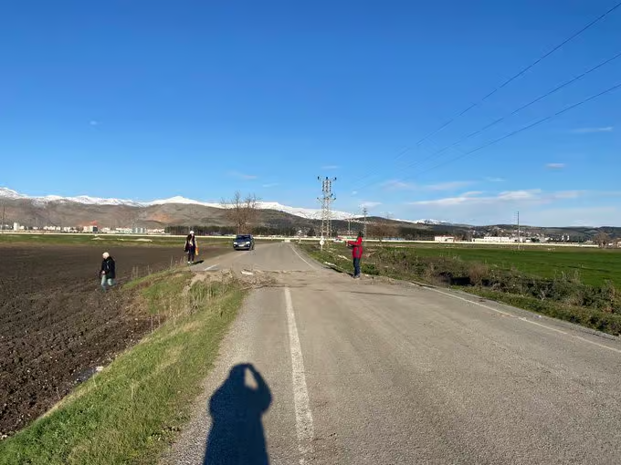 Photo de la rupture de surface liée au séisme du 6 février 2023 (Mw 7,8). 
La route se retrouve ici cisaillée et décalée d'environ 3 m