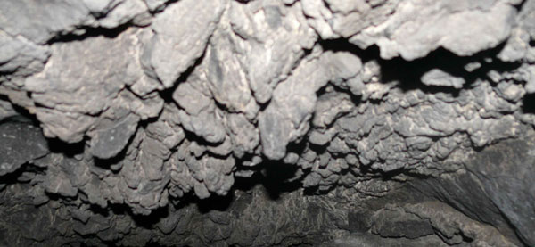 Stalactites dans le tunnel de lave