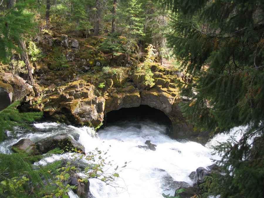 Rivière entrant dans un tunnel de lave (Crater Lake, USA)